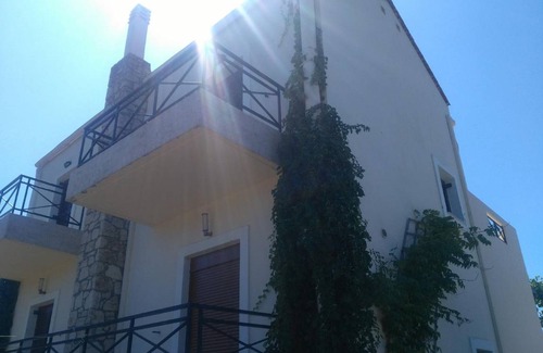 Monopari House | 120 m² House ∙ 3 bedrooms ∙ 5 guests