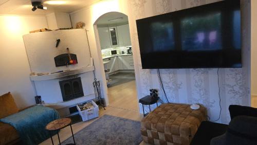 Seinajoki Apartment | 120n Villa Hietala paritalo, 1-8henkilön LUXUS majoitus, 3x160cm jenkkisängyt Löhösohvat, iso takaterassi, täyd keittiö Kodink, laatu sauna, Takka, Tv 75" x2, 2wc, autokatos, avainboxi koodilla, itsekirjaus 24h, wifi ja 500mb kuitunetti, kuivaava pesukone