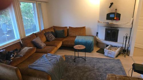 Seinajoki Apartment | 120n Villa Hietala paritalo, 1-8henkilön LUXUS majoitus, 3x160cm jenkkisängyt Löhösohvat, iso takaterassi, täyd keittiö Kodink, laatu sauna, Takka, Tv 75" x2, 2wc, autokatos, avainboxi koodilla, itsekirjaus 24h, wifi ja 500mb kuitunetti, kuivaava pesukone