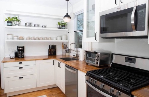 Earlewood House | 1215 Beaufort · Cozy Blue Door Farmhouse close to USC & Ft.Jacksn