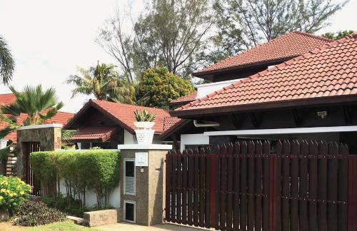 Taman Tanjung Villa | 12Haven Stunning Seaside Luxury Villa PD with Kids Pool