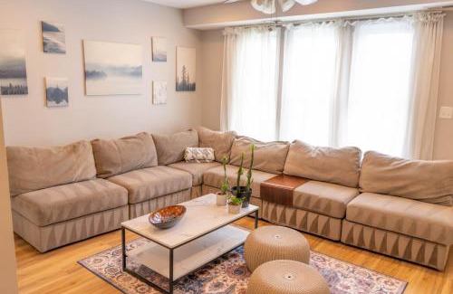 Brightwood Park House | 12ppl House in NW BBQ & Fire Pit