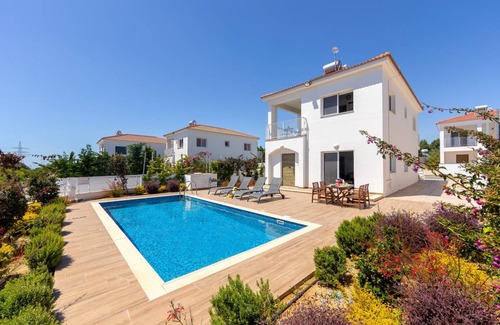 Ayia Napa Villa | 130 m² Villa ∙ 3 bedrooms ∙ 6 guests