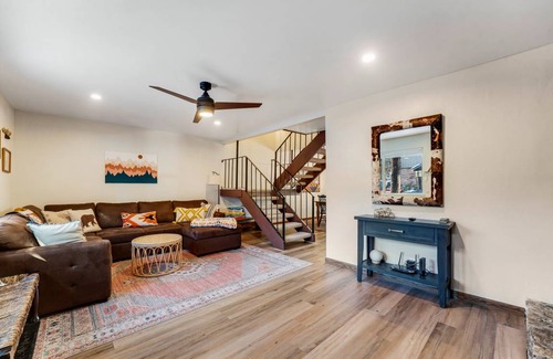 Lake Forest Condo | 131 m² Condo ∙ 3 bedrooms ∙ 8 guests