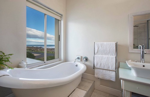 Sandbaai House | 138 Marine Beachfront Guesthouse