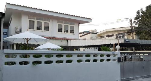 Samsen Nok House | 138 White Villa