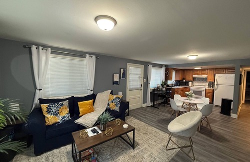 District Heights Bed & Breakfast | 14 miles to Nat’l Mall - District Heights Retreat