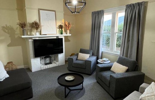 South Launceston House | 140 m² House ∙ 2 bedrooms ∙ 4 guests