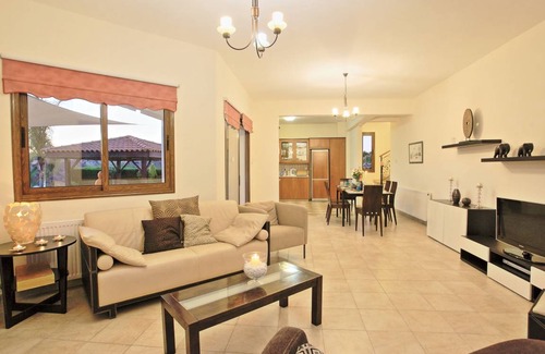 Pano Arodhes Villa | 140 m² Villa ∙ 4 bedrooms ∙ 8 guests