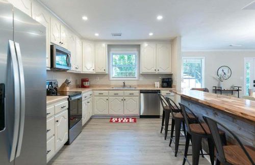 Tuscaloosa House | 15 Min to UA Private Heated Pool Huge Yard Luxe Master