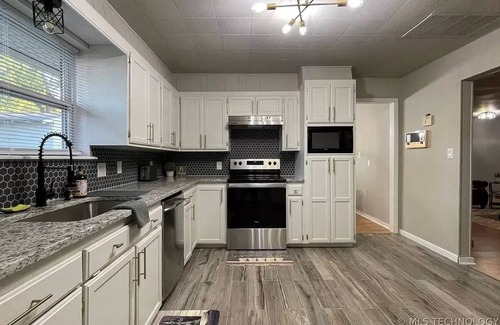 Owasso House | 15 minutes to the airport. A peaceful nest in the middle of the city.