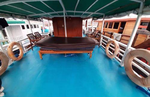 Labuan Bajo Boat Rental | 16 m² Houseboat ∙ 6 guests