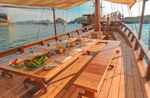 Labuan Bajo Boat Rental | 16 m² Houseboat ∙ 6 guests