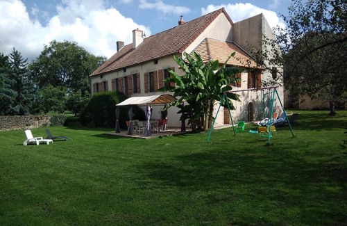 Montceau-et-Echarnant House | 164 m² House ∙ 4 bedrooms ∙ 9 guests