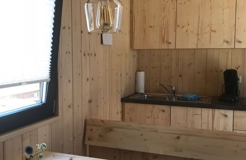 Aue Apartment | 17 qm großer komfortabler und geräumiger Schäferwagen mit Strom- und Heitzanschluss sowie Miniküche