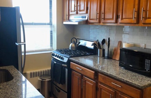 Industry Apartment | 1715 5E · Classy and Cute 2b Apt/20 min to NYC-Parking Avail