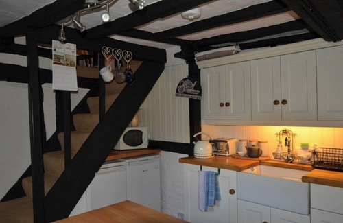 Shottery Cottage | 17th Century 2 Bed Thatched Cottage Close to Stratford Upon Avon. Private Garden