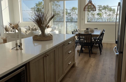 Port Stanley Cottage | 180 degree lake view, luxury Port Stanley escape overlooking the beach!