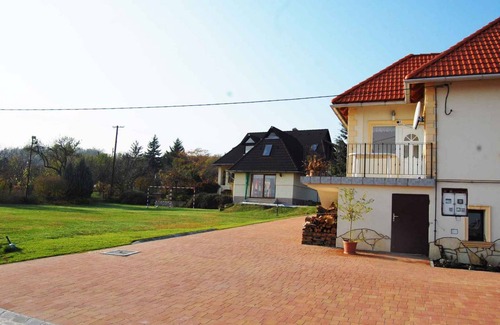Balatonalmadi House | 180 m² House ∙ 4 bedrooms ∙ 8 guests