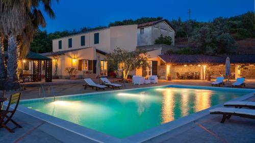 Caronia Villa | 180 m² Villa ∙ 6 bedrooms ∙ 12 guests
