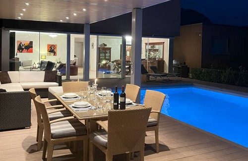 Carona Resort | 185 m² Luxury rental ∙ 3 bedrooms ∙ 6 guests