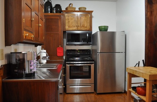 Weaverville House | 1850s log cabin 1 mile to downtown Weaverville 15% discount 7 days or more