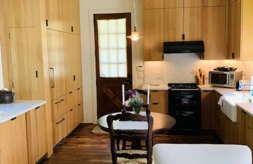 Scaly Mountain House | 1890's Homestead Cottage - Mountain Vineyard Getaway