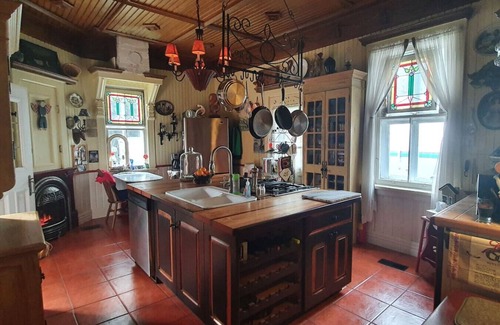 Namur Cottage | 1898 Private Artistic Victorian Manor & Creative Space with Spa