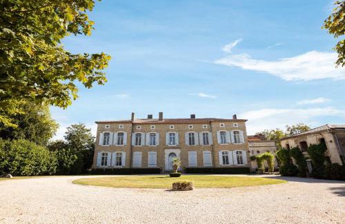 Castelnau-Picampeau Villa | 18th Century Chateau with Stunning Pool & Gardens