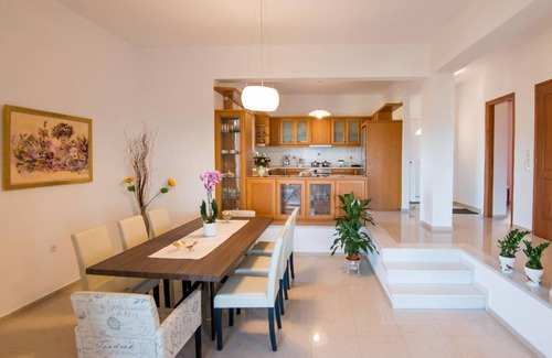 Dilofo House | 190 m² House ∙ 4 bedrooms ∙ 8 guests