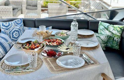 Barceloneta Boat Rental | 190 m² Houseboat ∙ 4 bedrooms ∙ 8 guests