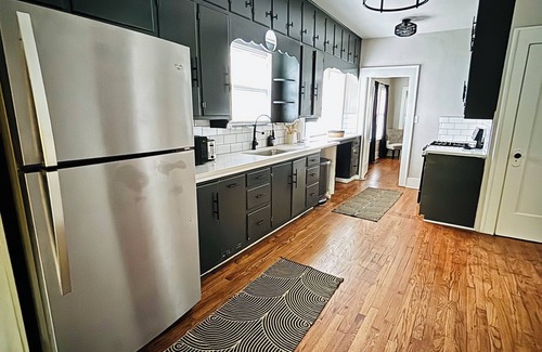 Cushing House | 1920’s Bootlegger Inn. 2-bedroom house with WiFi, AC in peaceful Cushing