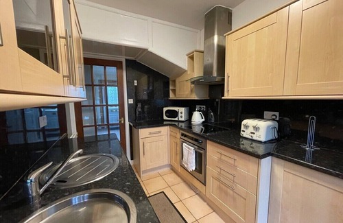 Bishopton House | 1930s 3Bed House in Quiet Village w/Mature Garden