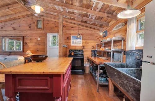 Eastham Cottage | 1940s Cottage Stunner Large Studio w/loft feel dog friendly