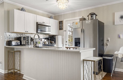 Turner Park House | 1940s Gorgeous Remodel + King Cottage | Expo Sq/TU