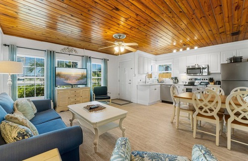 Laguna Beach Estates House | $195/NT Aug 6-9~Quiet Laguna Beach ~Directly Across Street-30ft from Perfect Beach Access #83