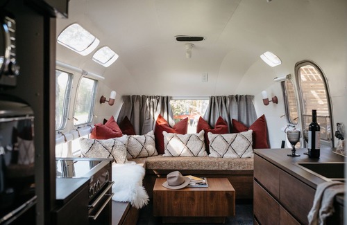 Tyendinaga Mohawk Territory House | 1971 Vintage Modern Airstream w/Cowboy Tub near PEC