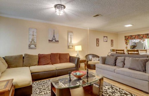 Houston House | 198 m² House ∙ 3 bedrooms ∙ 8 guests