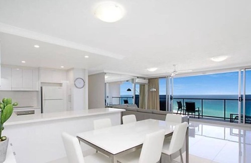 Surfers Paradise Apartment | 19B Peninsula Summary