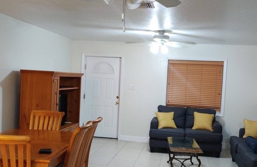 George Town Apartment | 1bed condo place available dec 15 to Jan 4th . Close to city center 7 min walk