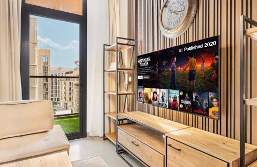 Sharjah Apartment | 1BR Apartment With Balcony - 9 Mins to Sharjah Airport - Balcony Breeze