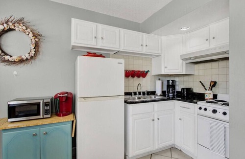 Indian Rocks Beach Apartment | 1BR Coastal Escape - 5 min Walk to Beach!