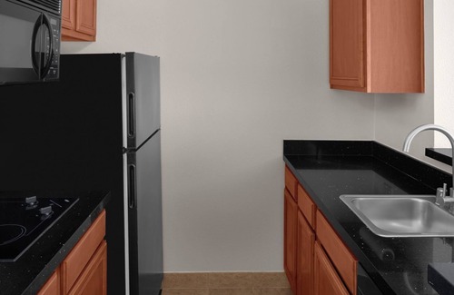 The East Side Hotel | 1BR Suite Near Highway 101 – Kitchen, Balcony & Living Area!