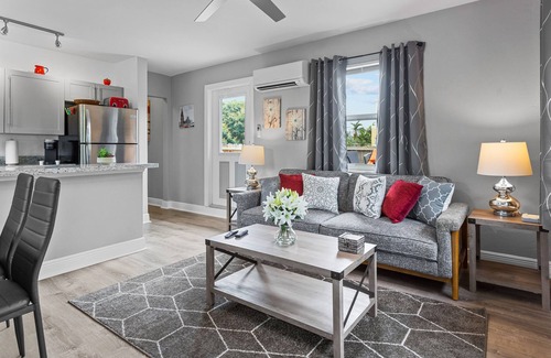 Coral Ridge Apartment | 1BR, Windows on All Four Sides