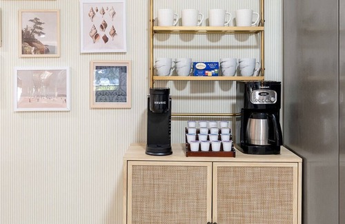 Pawleys Island House | 1mi to Beach! 3mi to Golf! Pool~Hot Tub~Free Golf Cart~Putting Green~Marsh Views