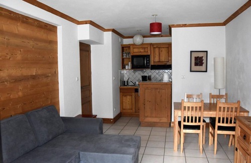 Bozel Apartment | 1st floor, balcony, tv, ski locker, 40m², Courchevel