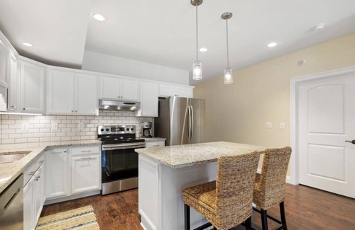 Culpeper Apartment | 2/2 bath large private apartment , eat in kitchen living room, gym & laundry