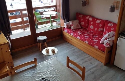 La Joue du Loup Apartment | 2* apartment for 4/6 people with balcony overlooking village and slopes