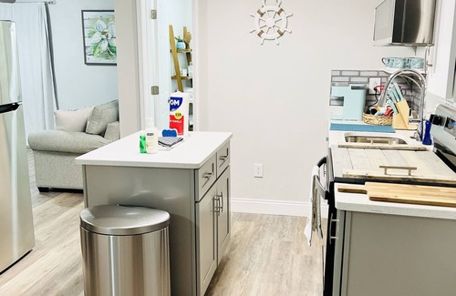 Warrington House | 2 bd 1 bath home - King bed - close to beaches&downtown - backyard with firepit