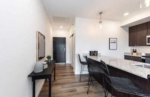 Northwest Colorado Springs Apartment | 2 BD Pet Friendly Top Floor with Mountain Views minutes from Garden of the Gods